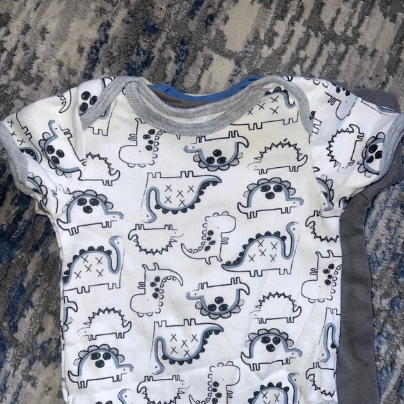 Baby bundle 5 onesie + 2 pants + 1 zip up hoodie. Variety brands size 6-9 months - Picture 4 of 4